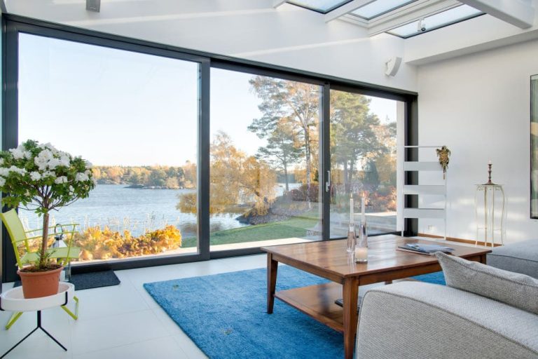 salón de una casa con vistas al lago