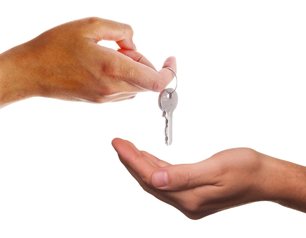 Una mano entregando unas llaves a otra mano que la está recibiendo.