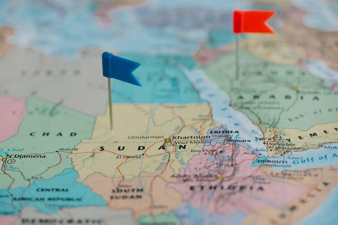 Es un mapa con banderas azul y roja en Sudán y Yemen.
