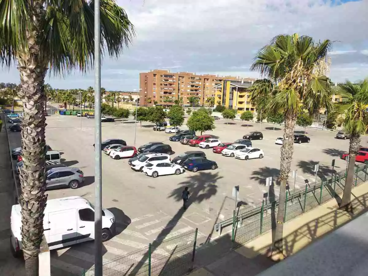 Aparcamientos del metro de Condequinto. Al fondo a la derecha, el edificio amarillo, es la residencia universitaria. Al fondo, los bloques marrones son de pisos.