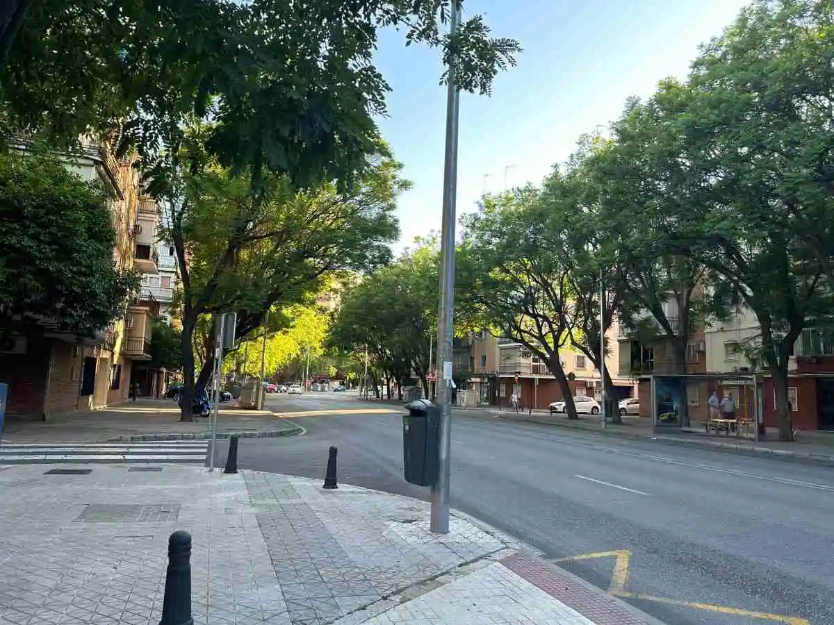 Parada de autobús situada en la Avenida del Juncal