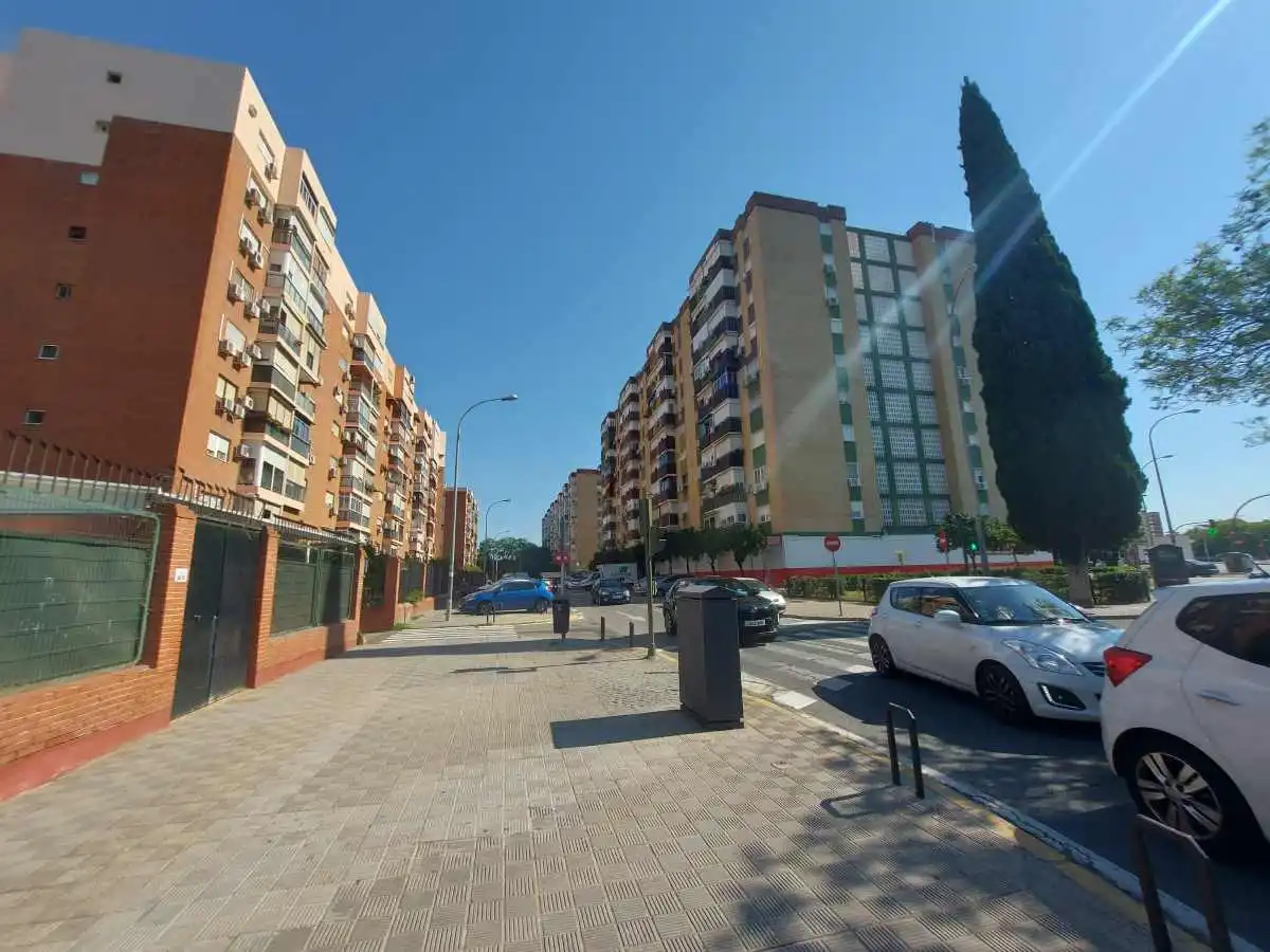 Vista de bloques de edificios a la izquierda y derecha de la calle Cañadul de Santa Aurelia