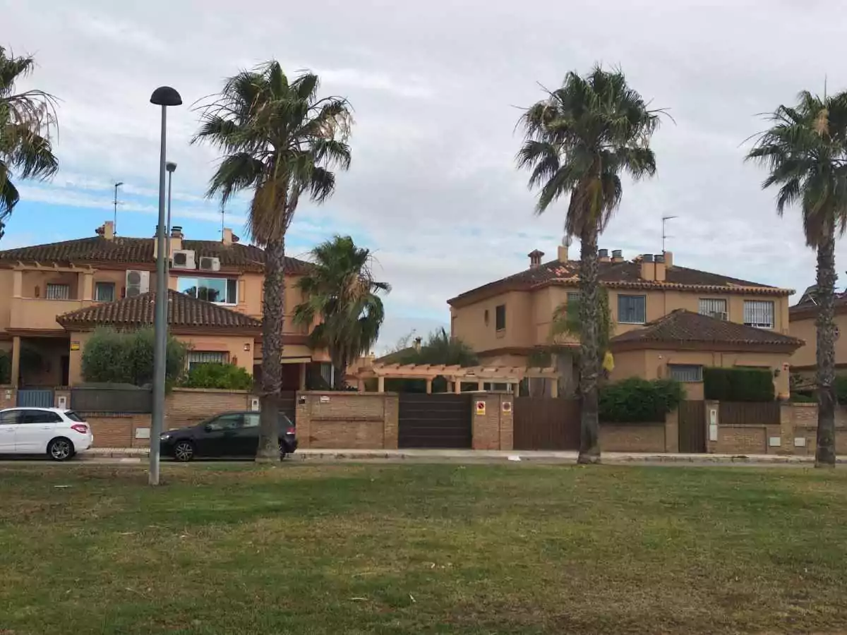 Dos chalets en frente de un espacio con hierba