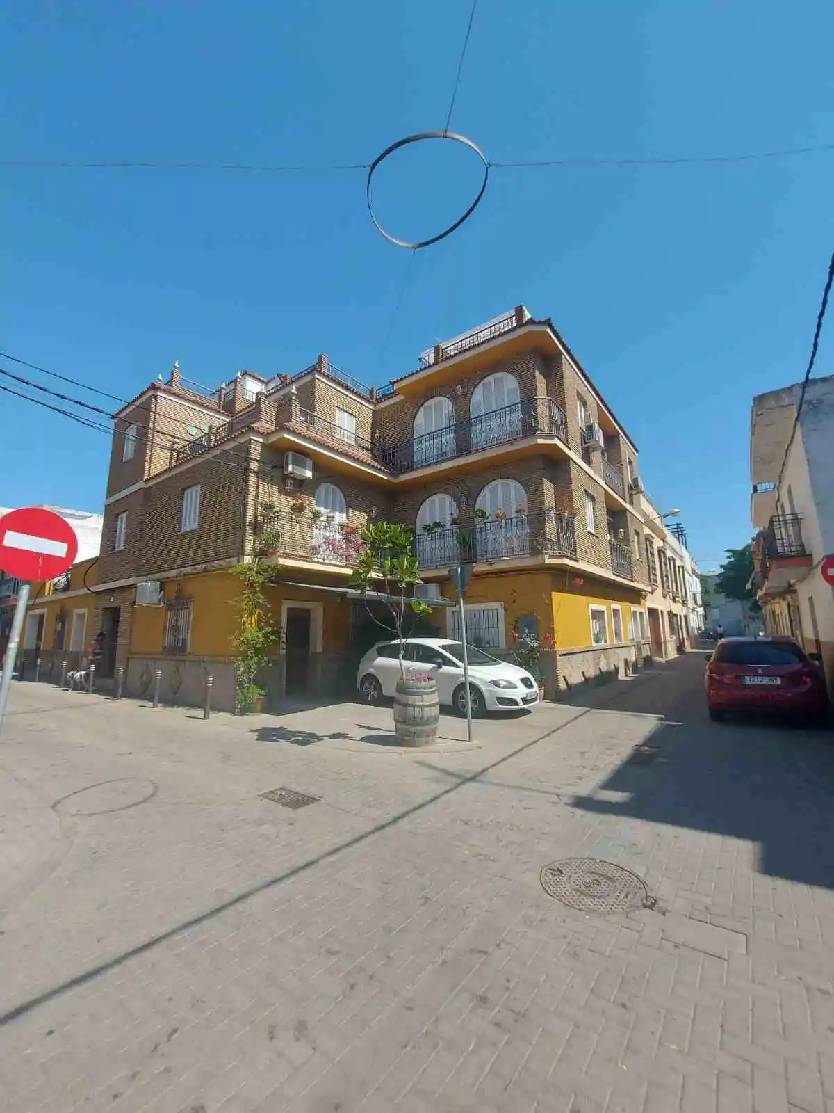 Casitas bajas de 3 pisos con colores arenosos en el Barrio de Santa Aurelia