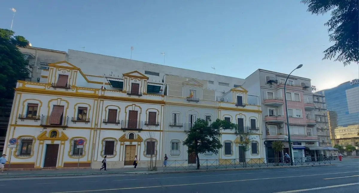 Edificio de viviendas clásico en la avenida Eduardo Dato, Nervión