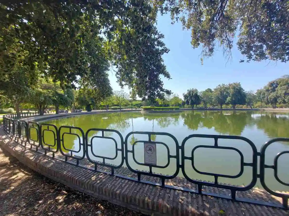 Estanque con agua del Parque Amate del Barrio de Santa Aurelia Sevilla