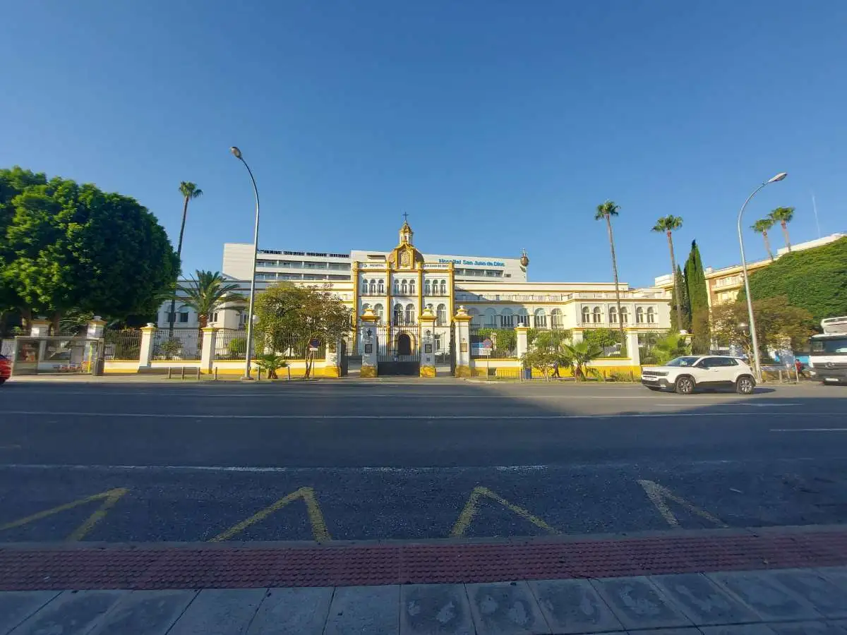 Entrada del hospital de San Juan de Dios en Avenida Eduardo Dato de Nervión