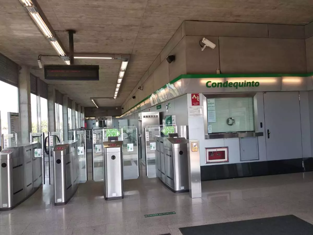 Entrada de la parada de metro de Condequinto