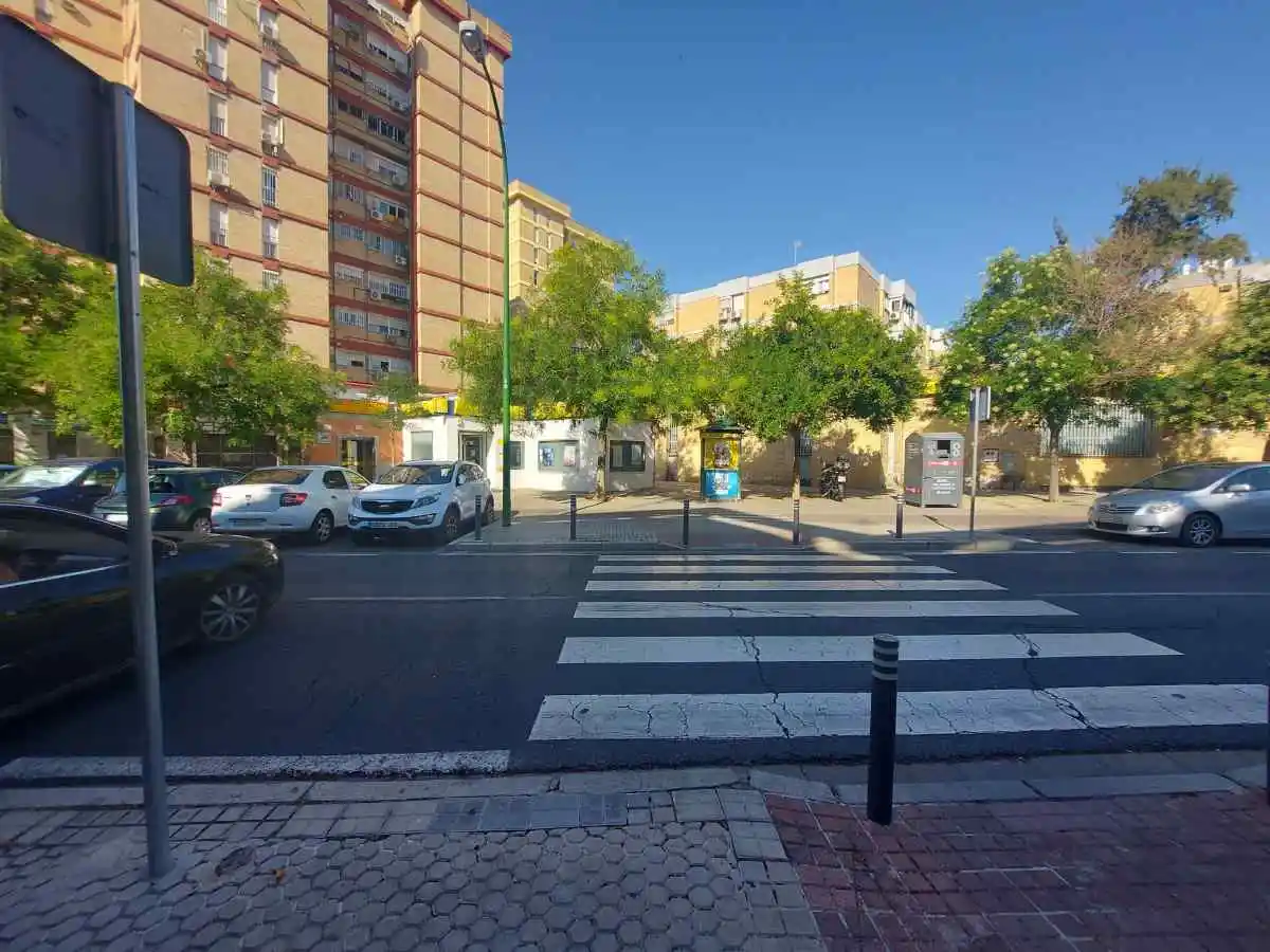 Oficina de Correos al fondo en la Avenida de los Gavilanes