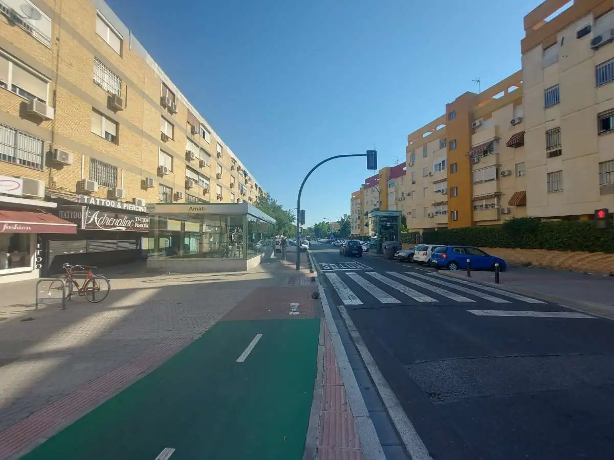 Estación de metro de Amate en la Avenida de los Gavilanes.