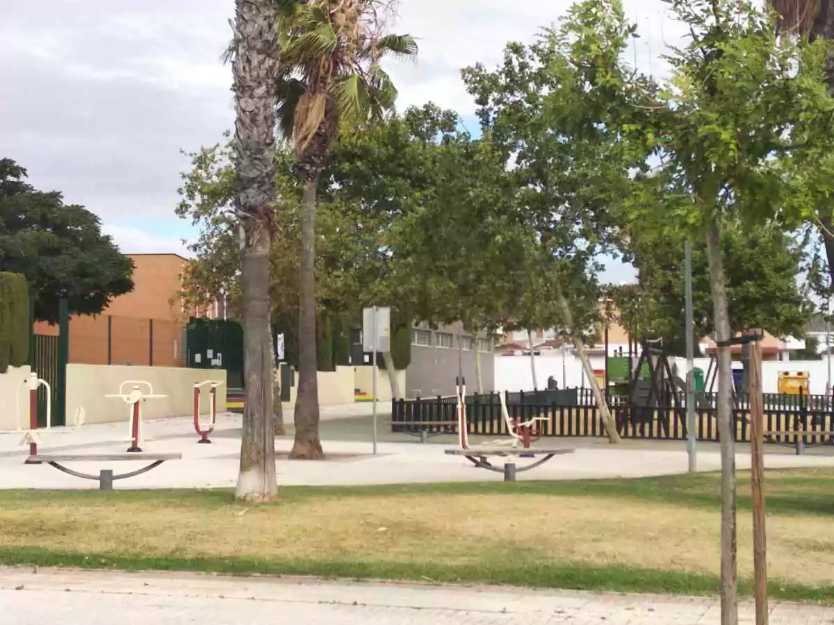 Parque infantil enfrente del colegio de educación primaria e infantil de Condequinto.