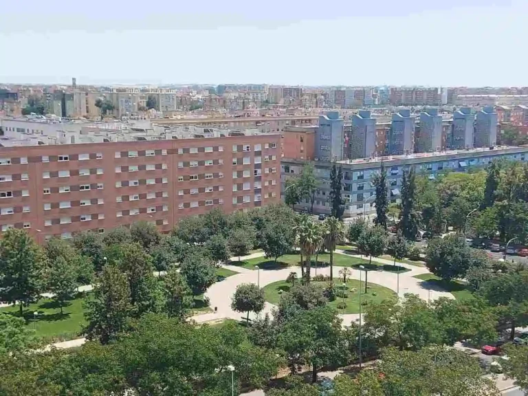 Vista desde alto del barrio de Pino Montano. Se observa jardines y bloques de pisos.