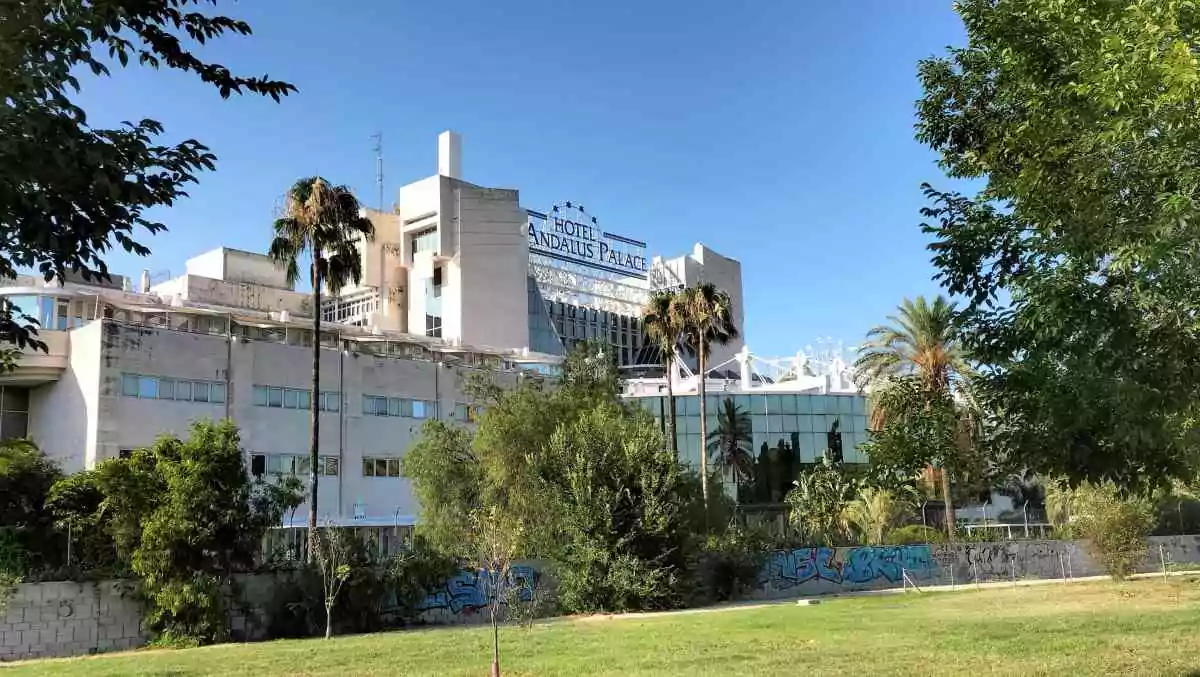 El hotel de Al-Andalus enfrente de un parque