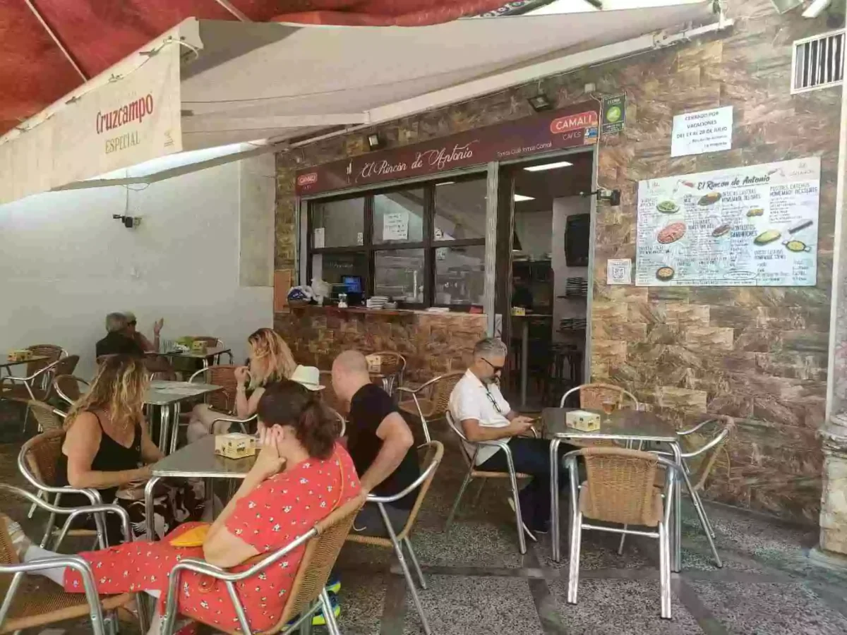 Personas en terraza del bar El Rincón de Antonio, famoso por sus croquetas, San Lorenzo, Sevilla