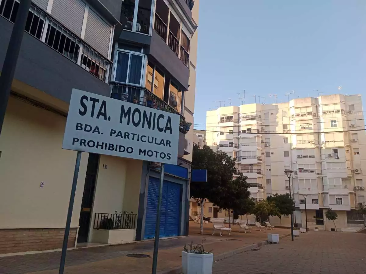 Señalización de Santa Monica, donde se indica que es una barriada particular. Se pueden apreciar varios apartamentos en el fondo.