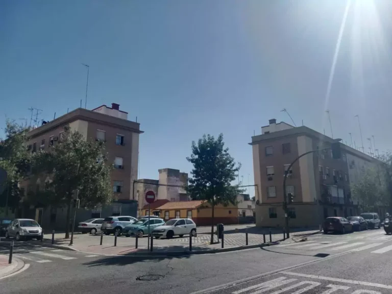 Dos bloques de pisos en el barrio Amate, Sevilla