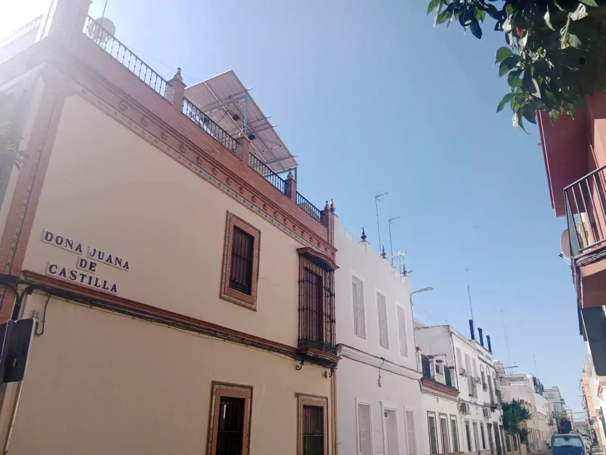 Calle de Nervión con varias casas adosadas.