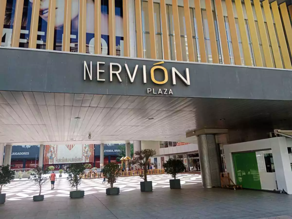 Entrada del centro comercial Nervión Plaza.