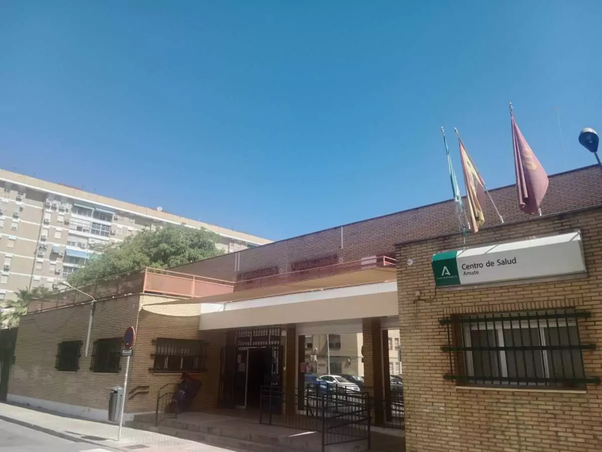 Entrada del edificio del Centro de Salud Amate.