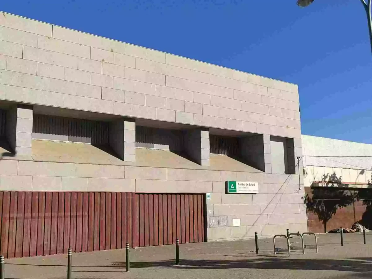 Centro de Salud en la Avenida de la Paz en Sevilla, con cielo despejado