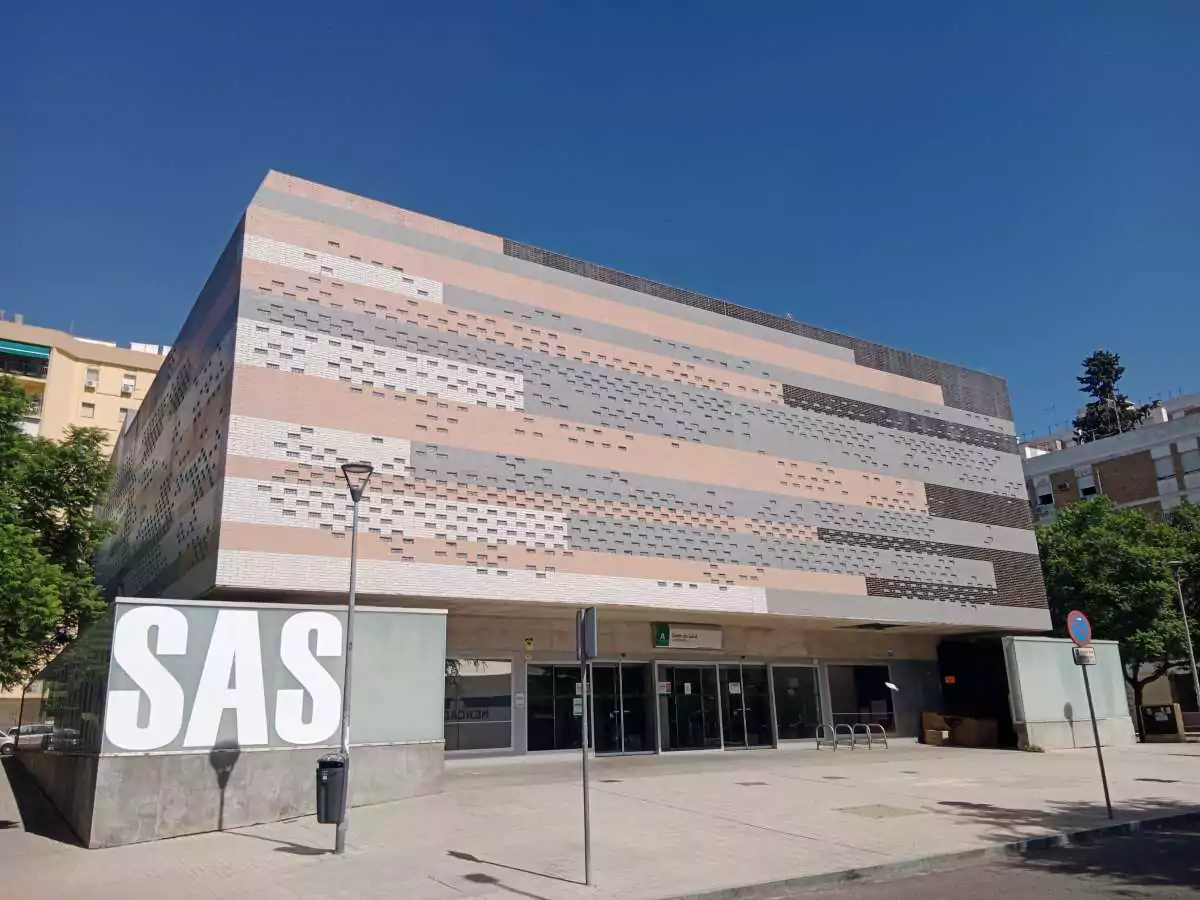 Edificio del Centro de Salud las Palmeritas, haciendo uso de arquitectura moderna.