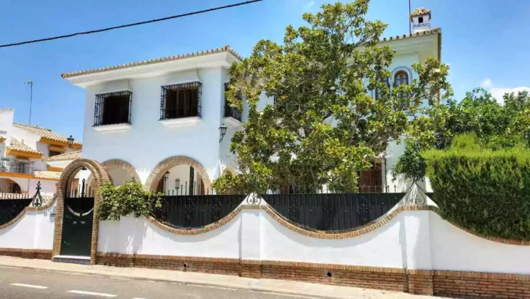 Chalet blanco en el barrio de Santa Clara, Sevilla