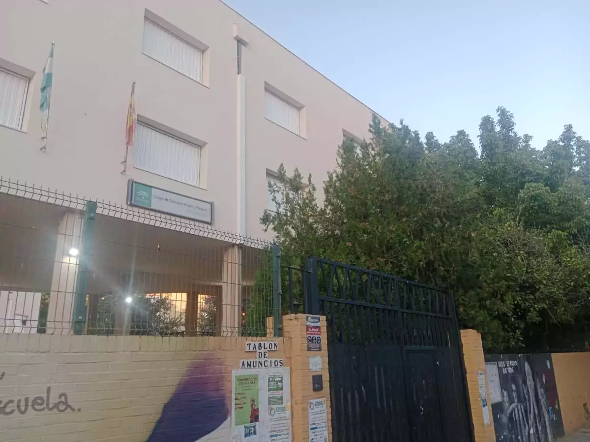 Entrada del colegio Juan de la Cueva.