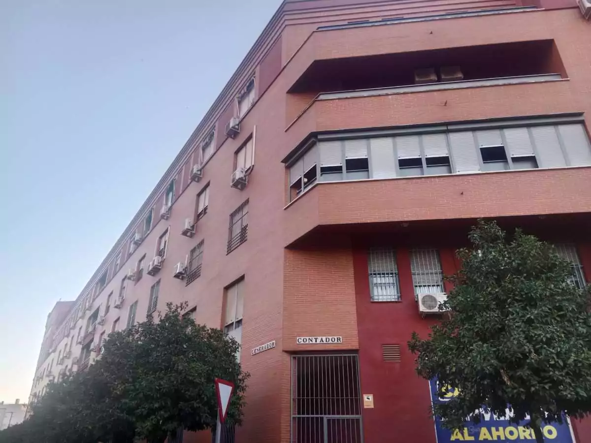 Edifico de la barriada los contadores, se puede leer el letrero de ´contador´ en la fachada.