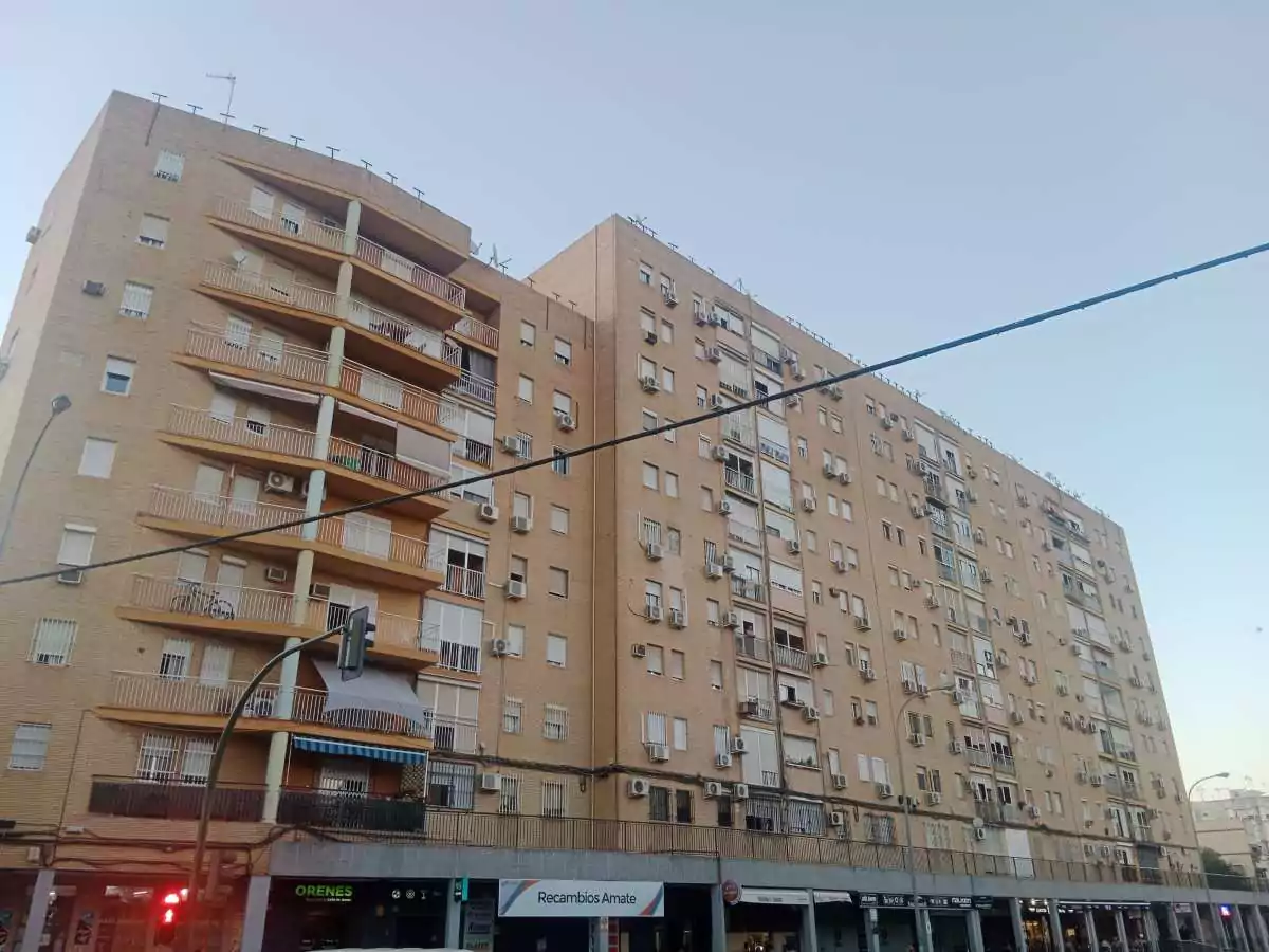 Edificos de apartamentos en Residencial Parque Amate, con varios negocios a nivel de suelo.