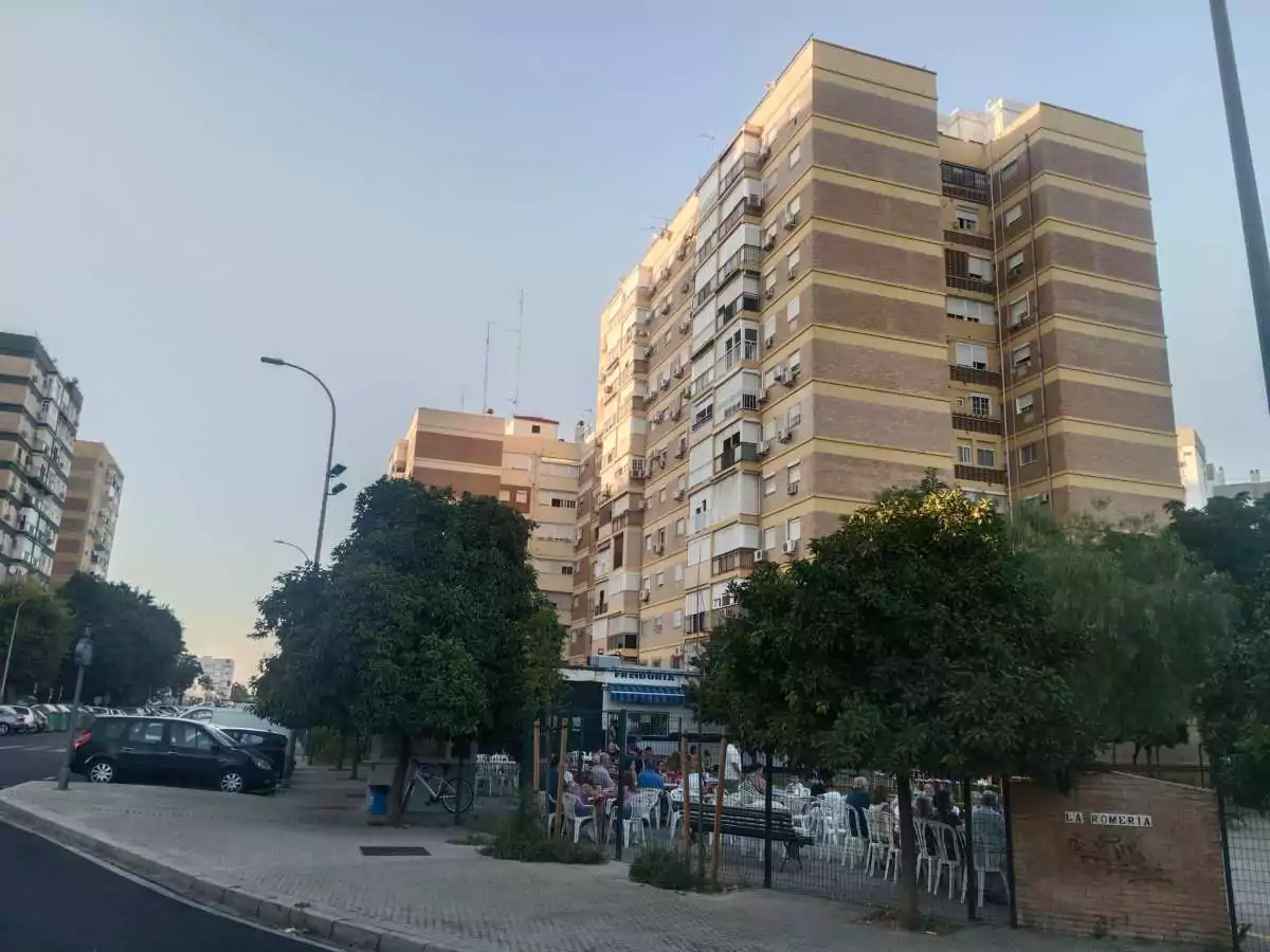 Plaza de La Romería, donde se ubican varios bloques de pisos de alturas variadas.