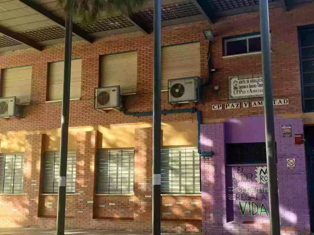 Fachada del Colegio Paz y Amistad en la Avenida de la Paz en Sevilla.