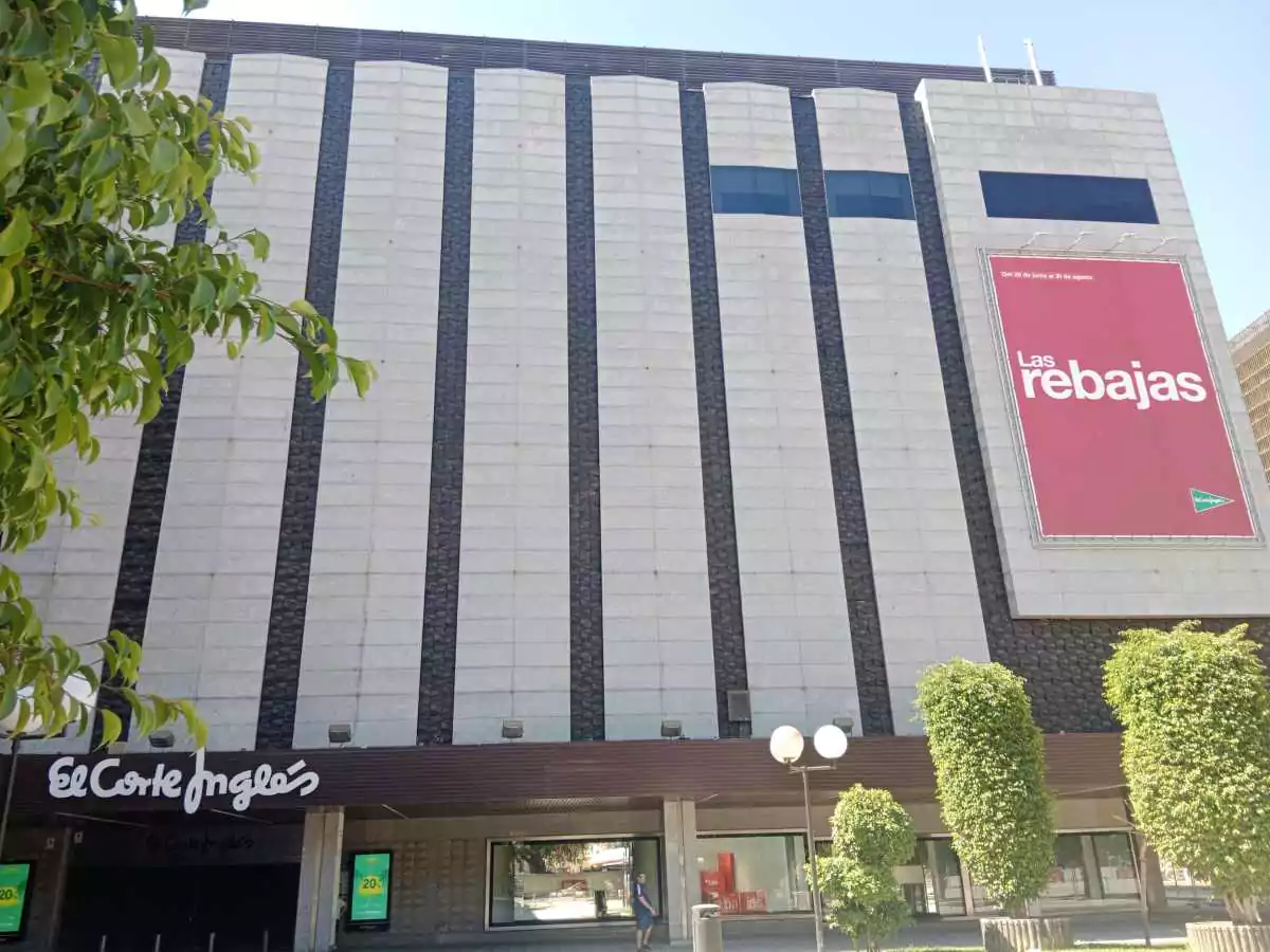 Edifico de El Corte Inglés por fuera.