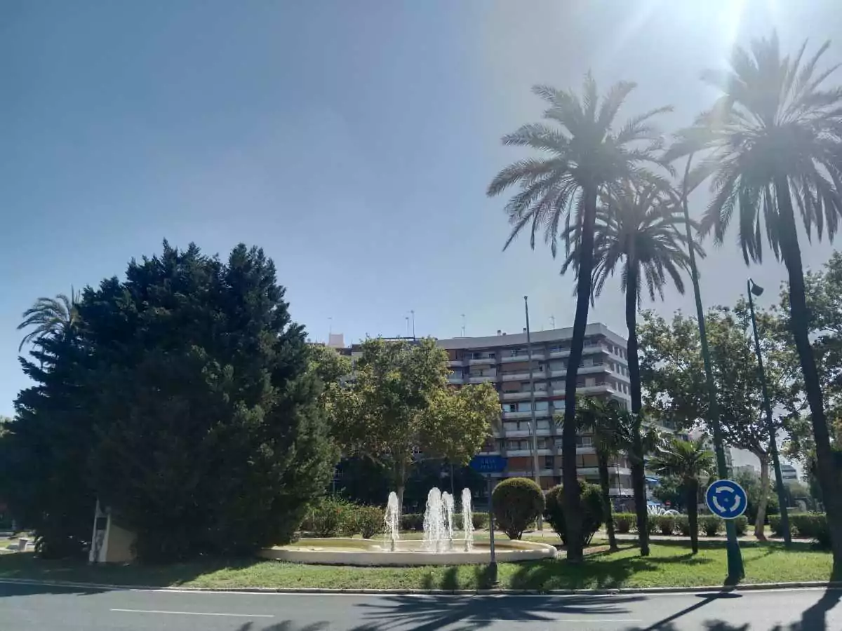 La Gran Plaza de Nervión, se puede ver la rotonda y un edificio de apartamentos detrás.