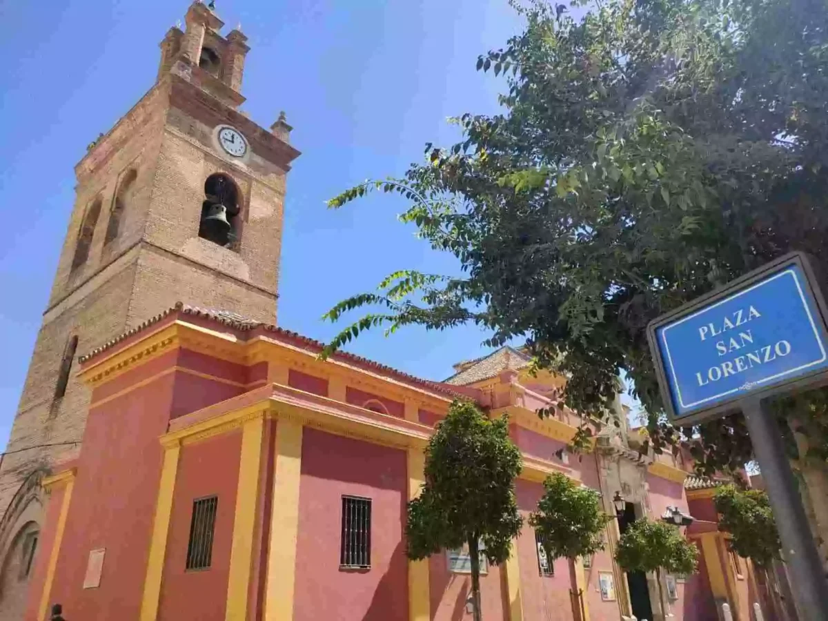 Basílica del Gran Poder, Plaza de San Lorenzo. Edificio rojo y amarillo y campanario de piedra