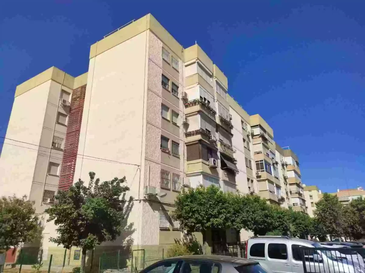 Edificios de viviendas en el barrio de Los Príncipes Sevilla, con cielo despejado y árboles