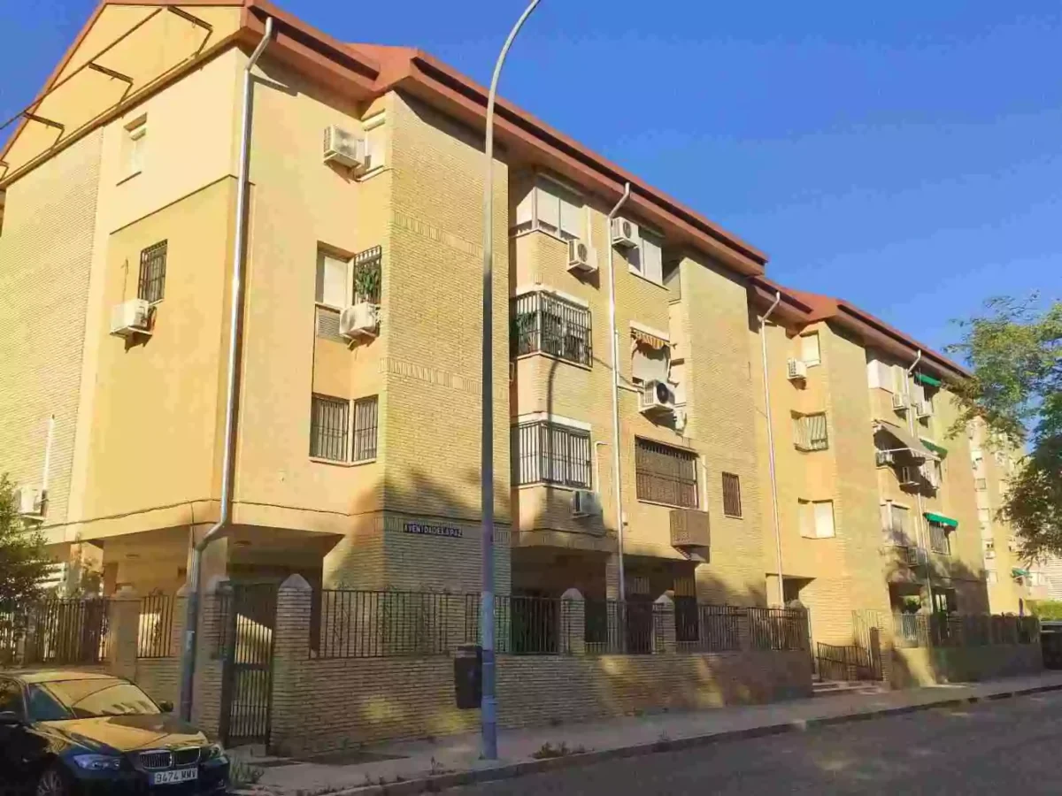 Edificios residenciales típicos en el barrio de la Avenida de la Paz en Sevilla.