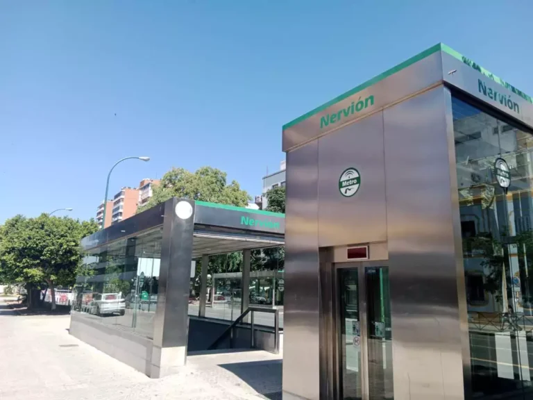 Parada de metro de Nervión, que cuenta con escaleras y ascensor.