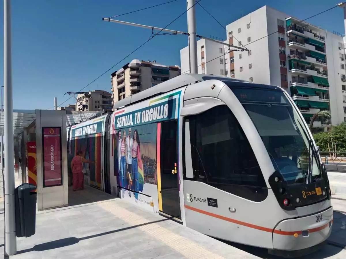 Cabecera del tranvía en la parada de Eduardo Dato en Nervión.