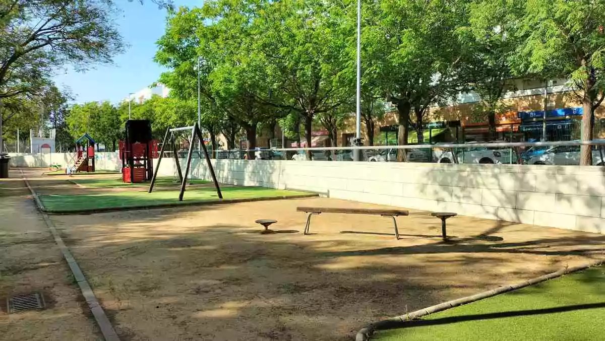 Parque Los Bermejales, donde se pueden apreciar varios columpios