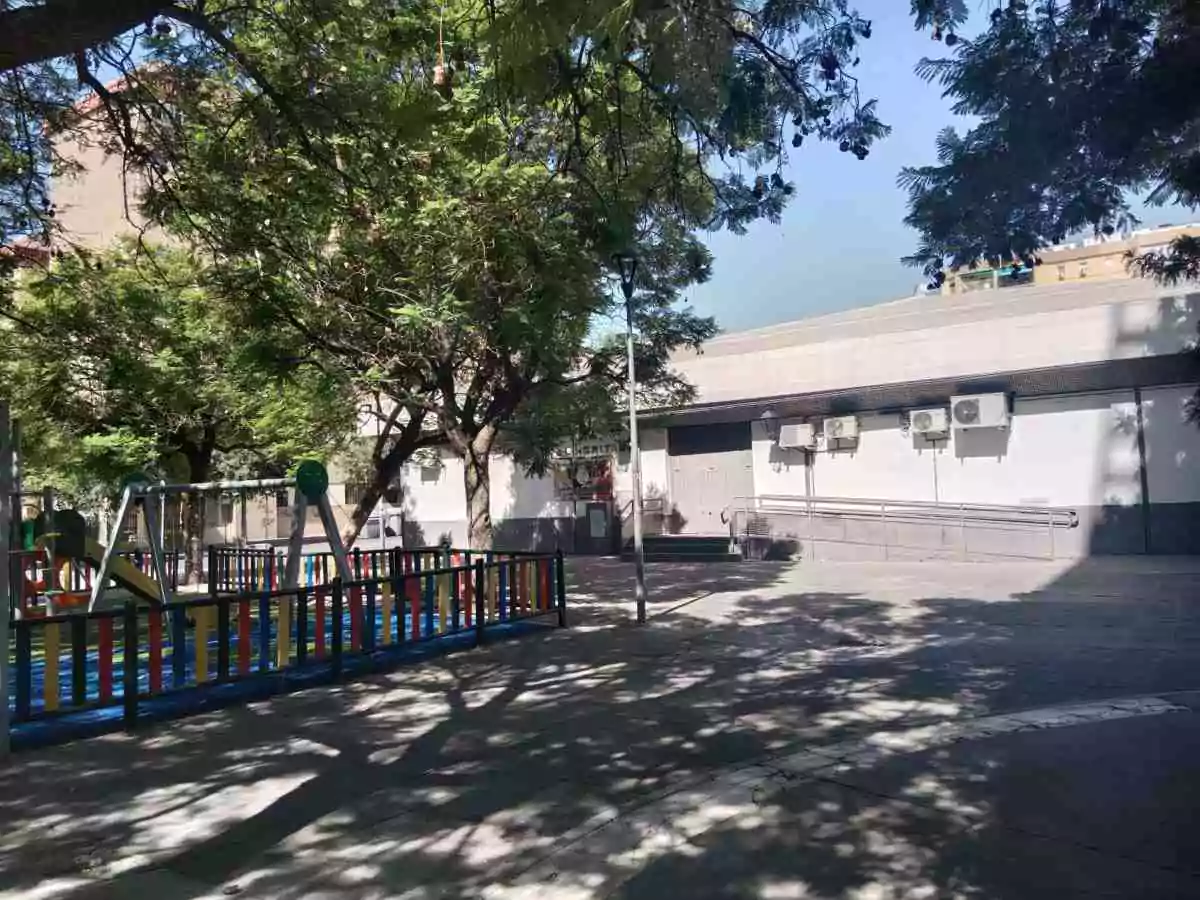 Mercado de las Palmeritas, con un parque infantil enfrente.