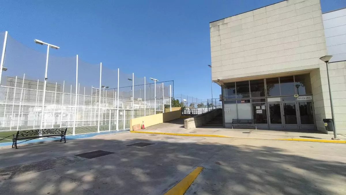 Edifico del polideportivo de Bellavista a la derecha, a la izquierda se puede ver un campo de fútbol