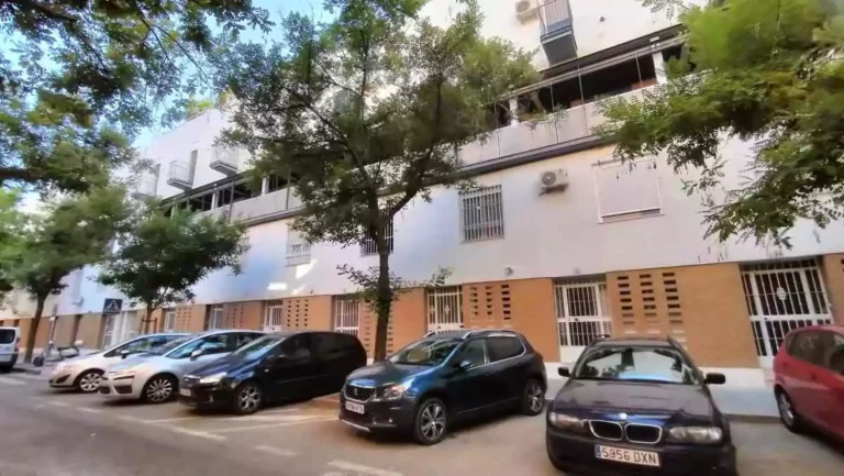 Edificio de viviendas en Los Bermejales con coches aparcados enfrente