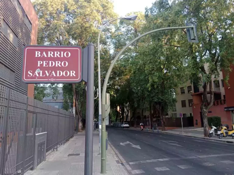 Fotografía exterior del Cártel del Barrio de Pedro Salvador en Sevilla