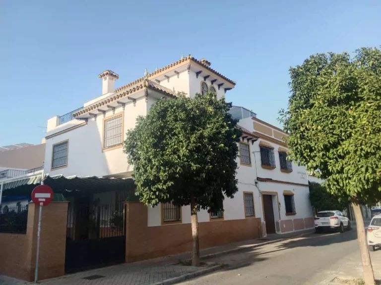 Fotografía exterior de la fachada de un Chalet en ciudad Jardín, sevilla