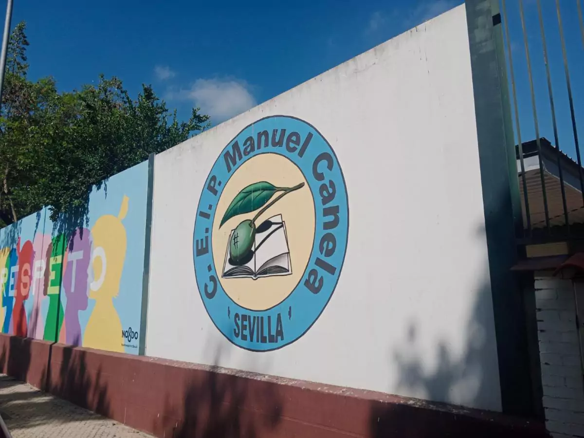 Fotografía exterior del Colegio Manuel Canela, barrio de la Oliva, Sevilla