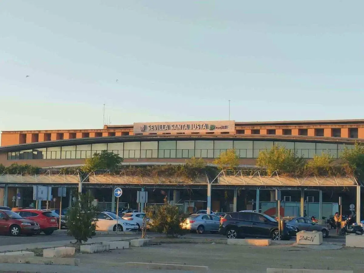 Estación de tren Santa Justa, La Calzada, Sevilla, edificio imponente gris con grandes ventanas