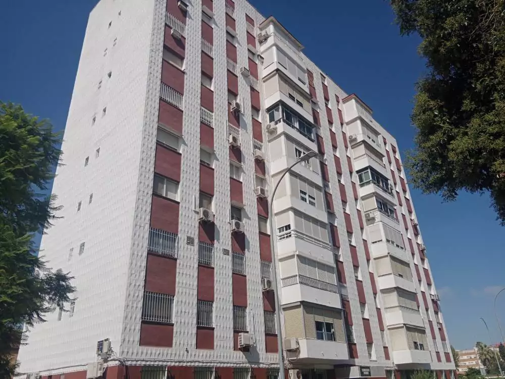 Fotografía exterior del Edificio Giralda Sur en la Oliva Sevilla