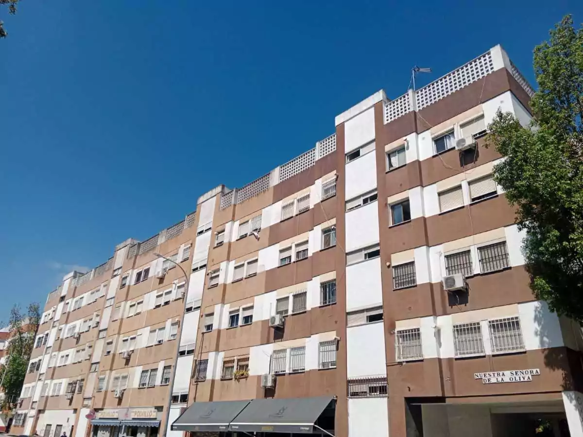 Fotografía exterior de la fachada del Edificio en Nuestra Señora de la Oliva, barrio de la Oliva, Sevilla