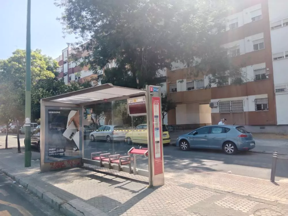 Fotografía exterior de la Parada de Autobús en Calle Poeta Manuel Benítez Carrasco, barrio la oliva, sevilla