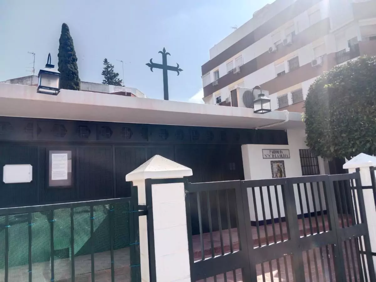 Fotografía exterior de la entrada de la Parroquia Nuestra Señora de la Oliva, sevilla